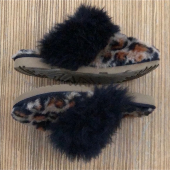 UGG Cozy II Leopard Slippers
Women’s size 5 - Picture 4 of 8
